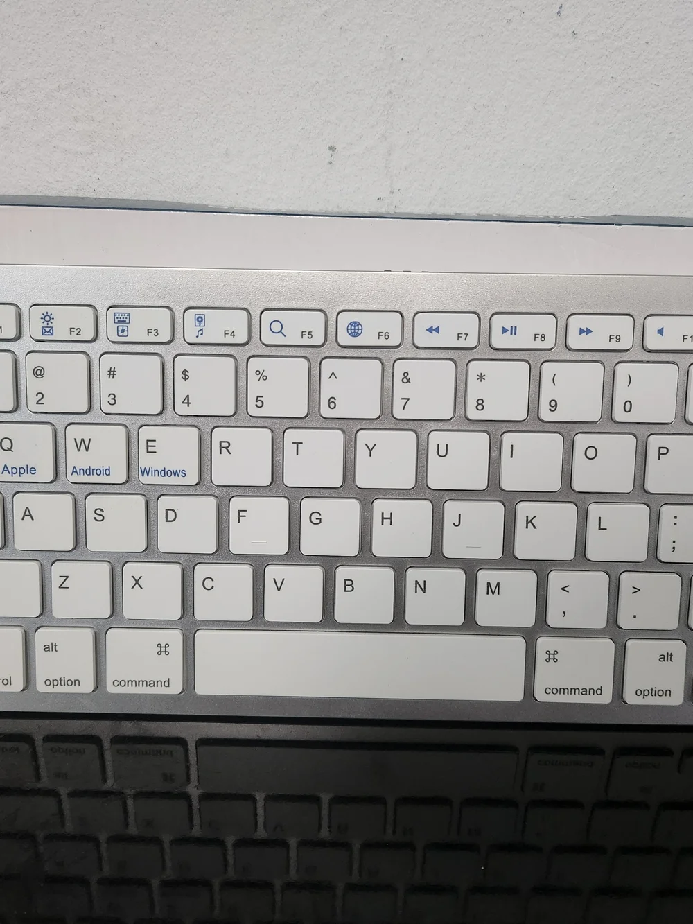 Source Unknown White Wireless Tablet Keyboard